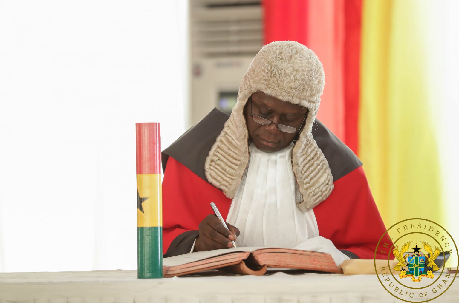 Chief-Justice-Anin-Yeboah-signing-the-oath-book